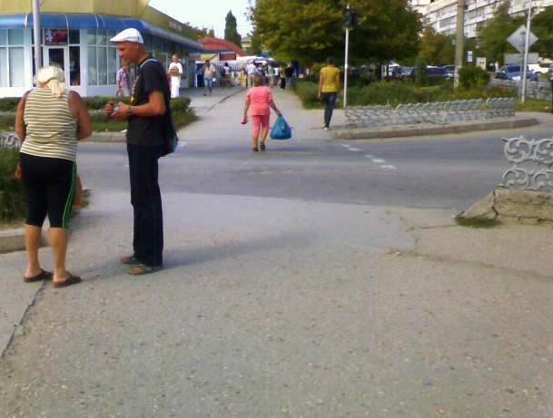Крым. В Евпатории активизировались кришнаитов, выманивающие деньги у прохожих. ФОТО