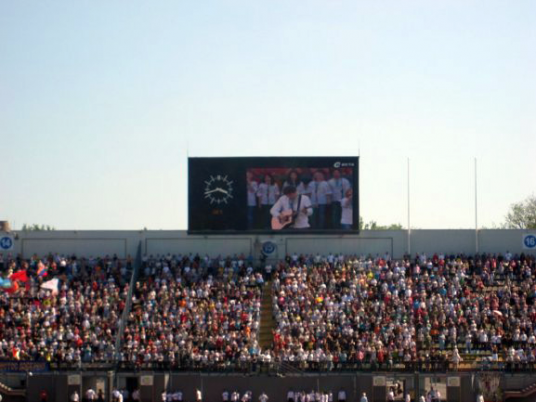 В Запорожье секта «Новое поколение» вербовала горожан на коммунальном стадионе (фото)