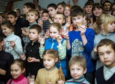 Воспитанники сектантской детской колонии в Мариуполе голодают «против вторжения Путина»