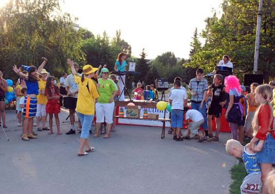 Запорожье. Секта «Жизнь с избытком» при поддержке властей организовала праздник для детей