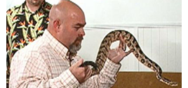 Пастор-змееносец Джейми Кутс погиб от укуса змеи
