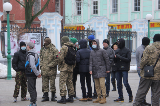 Группа националистов напала на резиденцию Сумской епархии УПЦ и архиепископа Евлогия