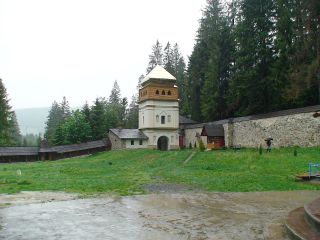 Из-за разрушенной переправы Манявский монастырь теряет паломников