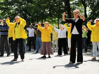 Украинские адепты секты «Фалуньгун» провели акцию в центре Киева